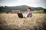Astrid Kogler mit Laptop im Feld.jpg
