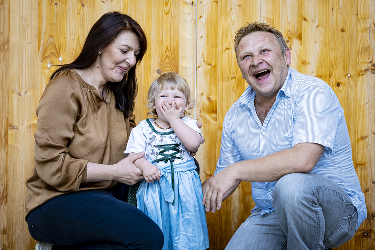 Das Ehepaar Schranz mit seiner kleinen Tochter © Wirlphoto