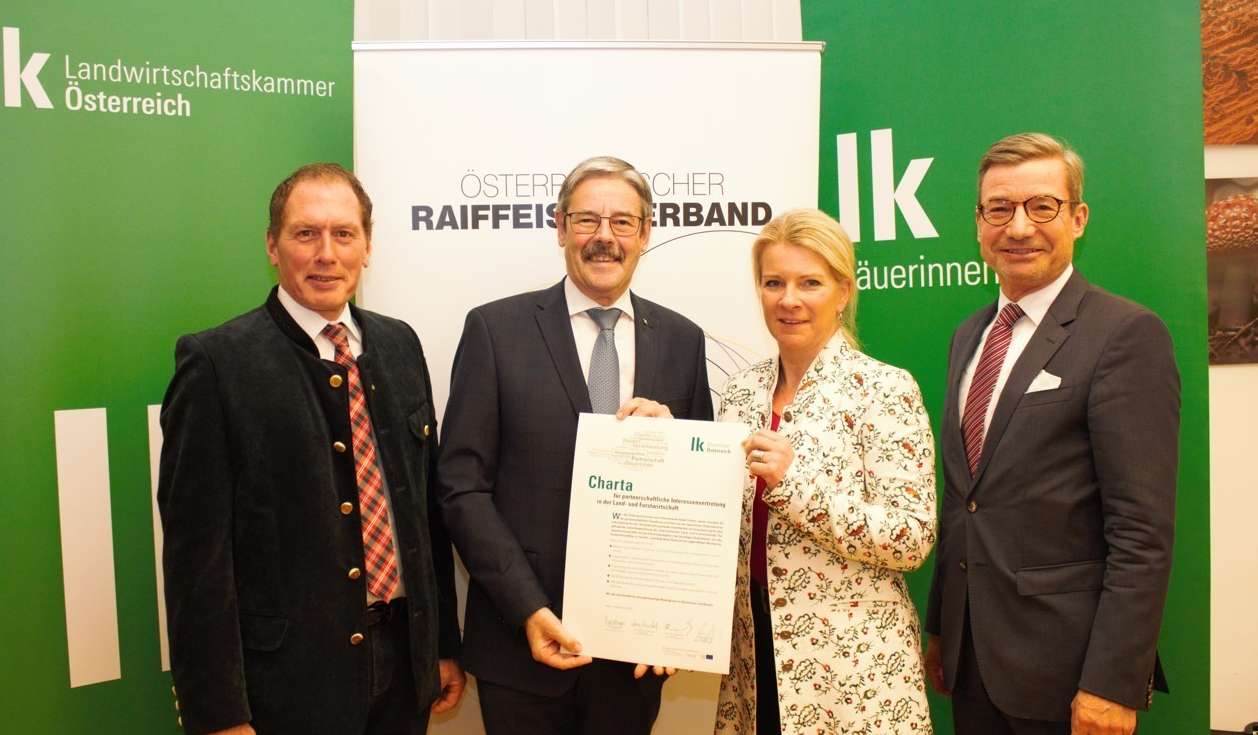 Österr. Raiffeisenverband unterzeichnet am 5.12.2022 die Charta für eine Partnerschaftliche Interessenvertretung © Beate Kraml für ARGE Bäuerinnen
