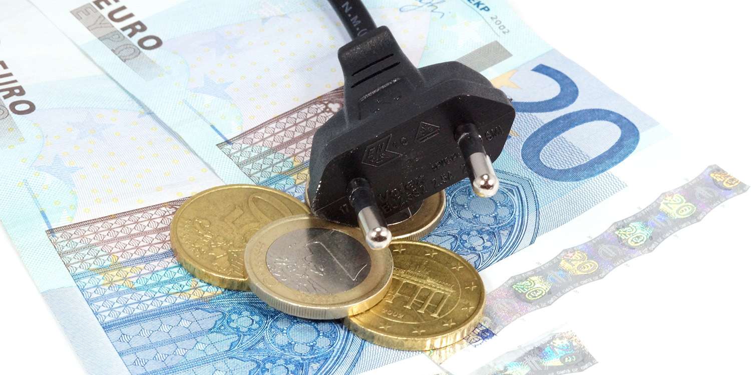 Geld und Stromstecker - Symbolisch für Stromkosten © studio v-zwoelf – stock.adobe.com